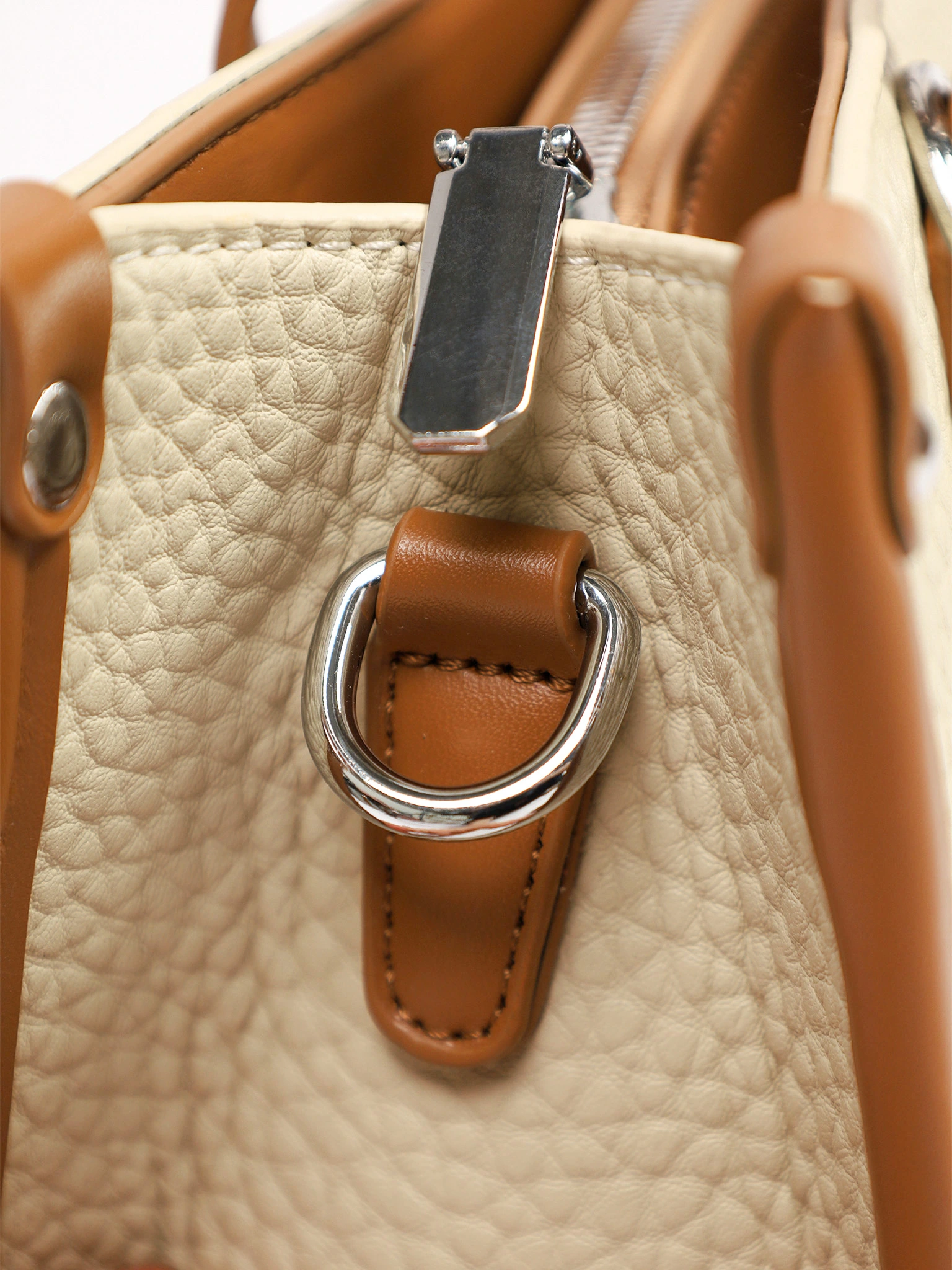 Сумка-тоут с декоративным брелком в ассортименте